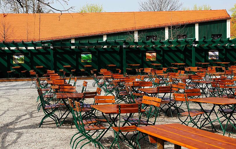 Im Hirschgarten ist Platz für 8000 Gäste - und naive Kunst.