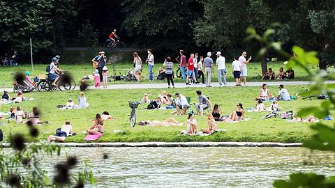 Im Sommer an der Isar, ja, das lässt es sich aushalten: nahe der Wittelsbacherbrücke am Sonntag.