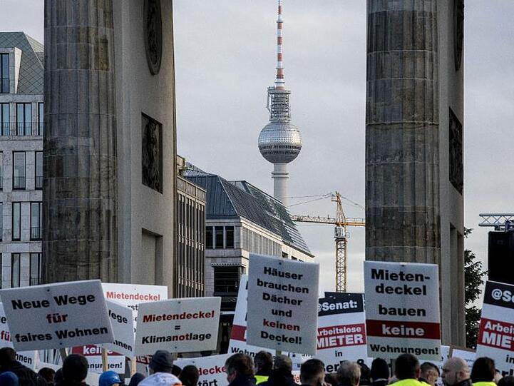 Demonstranten stehen bei einer Kundgebung vor dem Brandenburger Tor. Mit dem Mietendeckel will das Land Berlin die Mieten einfrieren und eine Mietobergrenze festlegen.