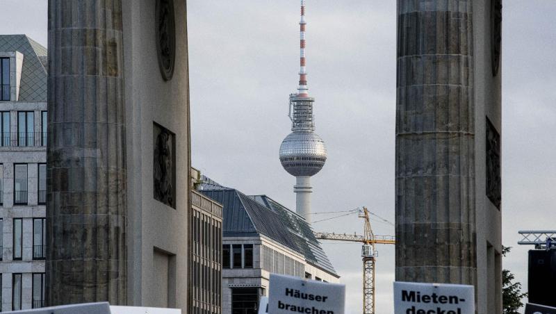 Demonstranten stehen bei einer Kundgebung vor dem Brandenburger Tor. Mit dem Mietendeckel will das Land Berlin die Mieten einfrieren und eine Mietobergrenze festlegen. Demonstranten stehen bei einer Kundgebung vor dem Brandenburger Tor. Mit dem Mietendeckel will das Land Berlin die Mieten einfrieren und eine Mietobergrenze festlegen.