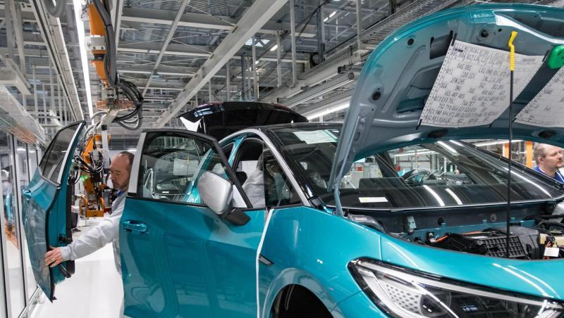 Mitarbeiter von Volkswagen komplettieren ein Auto. Foto: Hendrik Schmidt/dpa-Zentralbild/ZB/Archivbild Mitarbeiter von Volkswagen komplettieren ein Auto. Foto: Hendrik Schmidt/dpa-Zentralbild/ZB/Archivbild
