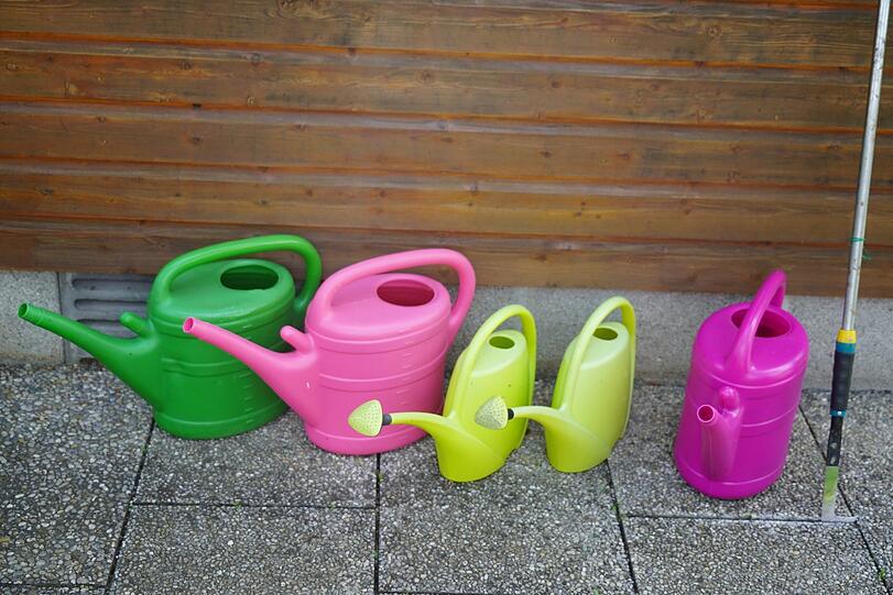 Mit den Gießkannen allein bekommt man 246 Quadratmeter Garten schwer gegossen - aber ein hübsches Stillleben geben sie her.