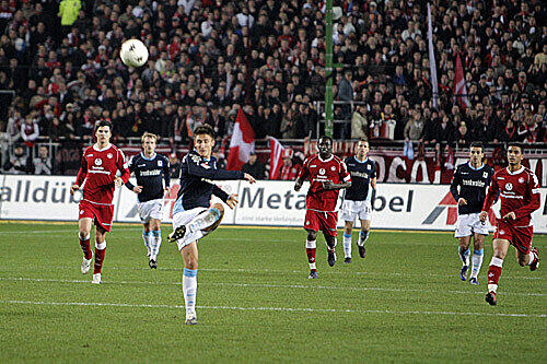 Mucki Kucukovic hat sein &bdquo;Wahnsinns-Tor&ldquo; (Stefan Reuter) aus 38,7 Metern beim 2:1-Last-Minute-Triumph in Lautern noch nicht selbst im Fernsehen gesehen.