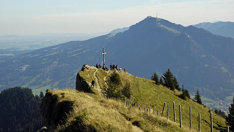 Der Steineberg hat eine sehr prägnante Form, die Aussicht von hier oben lohnt die Strapazen des Aufstiegs. Der Steineberg hat eine sehr prägnante Form, die Aussicht von hier oben lohnt die Strapazen des Aufstiegs.