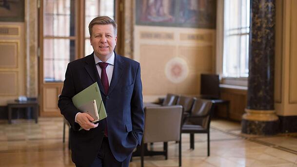 Der CSU-Landtagsabgeordnete Robert Brannekämper ist Kopf der Bürgerinitiative "Hochhausstop" und will die 155-Meter-Zwillingstürme an der Paketposthalle verhindern. Mehr als 60 Meter hoch soll dort aus seiner Sicht kein Gebäude werden. Der CSU-Landtagsabgeordnete Robert Brannekämper ist Kopf der Bürgerinitiative "Hochhausstop" und will die 155-Meter-Zwillingstürme an der Paketposthalle verhindern. Mehr als 60 Meter hoch soll dort aus seiner Sicht kein Gebäude werden.