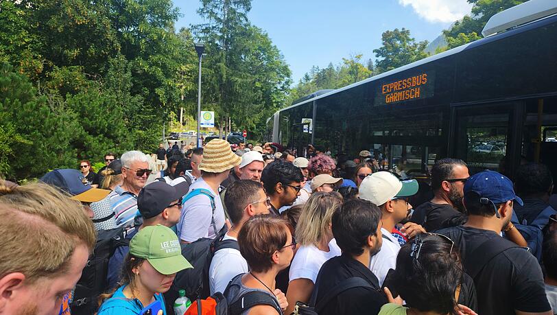 Ausflügler wollen im August rein in diesen Bus. Andreas Neuner aus Grainau hat die Situation festgehalten.