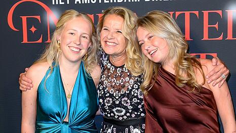 Prinzessin Mabel strahlte in Amsterdam zwischen Gr&auml;fin Luana (l.) und Gr&auml;fin Zaria.