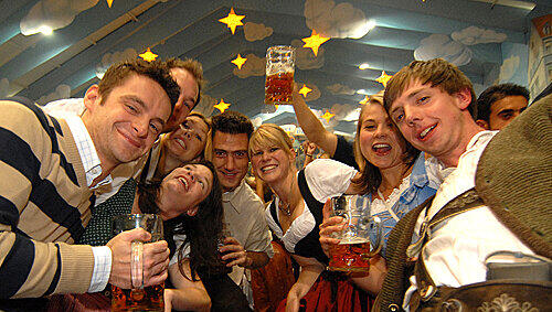10 Regeln gilt es zu beherzigen, damit der Wiesn-Besuch zum fröhlichen Erlebnis wird. 10 Regeln gilt es zu beherzigen, damit der Wiesn-Besuch zum fröhlichen Erlebnis wird.