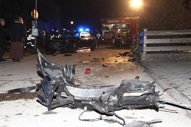 Am Freitagnachmittag kollidierten zwei Pkws in einer 30er Zone in der Waldstraße in Asten.