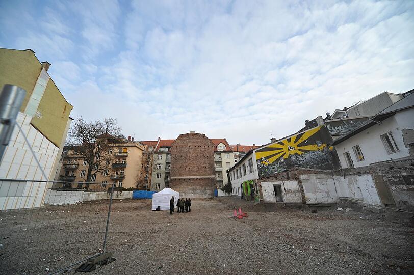 Feilitzschstraße 7: Früher stand hier die Schwabinger 7, heute sollen Luxuswohnungen gebaut werden. Aber dagegen wehren sich nun die Anwohner. Das Verwaltungsgericht veranstaltete eine Baustellenbegehung.