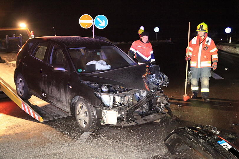 Auf dem Zubringer der A 8 Richtung Salzburg stoßen am Sonntagabend zwei Autos frontal zusammen. Vermutlich waren sie zu schnell unterwegs. Die Insassen werden glücklicherweise nur leicht verletzt.