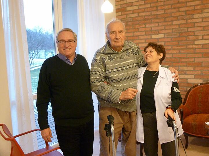 "Ich fühle mich wohl hier", sagt der 85-jährige Friedrich Müller. Hier - das ist das Heim von Peter Siraly(l.) und Eva Gombos (r.) im ungarischen Ort "Schatzmine".