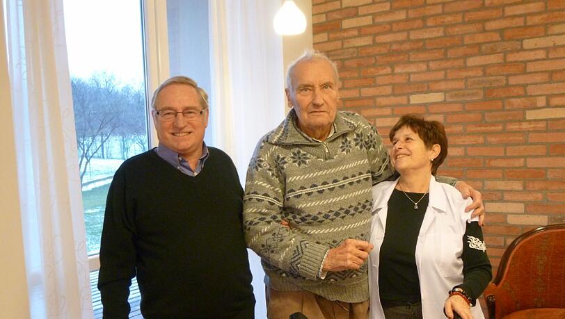 "Ich fühle mich wohl hier", sagt der 85-jährige Friedrich Müller. Hier - das ist das Heim von Peter Siraly(l.) und Eva Gombos (r.) im ungarischen Ort "Schatzmine". "Ich fühle mich wohl hier", sagt der 85-jährige Friedrich Müller. Hier - das ist das Heim von Peter Siraly(l.) und Eva Gombos (r.) im ungarischen Ort "Schatzmine".