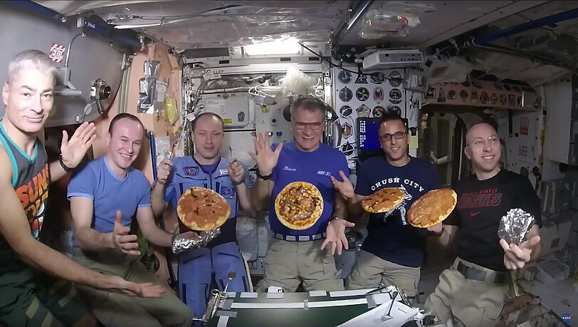 Den Crew-Mitgliedern der ISS wurde ihr sehnlichster Wunsch erfüllt: Pizza in Space! Den Crew-Mitgliedern der ISS wurde ihr sehnlichster Wunsch erfüllt: Pizza in Space!