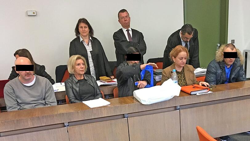 Drei der vier Angeklagten auf der Anklagebank.