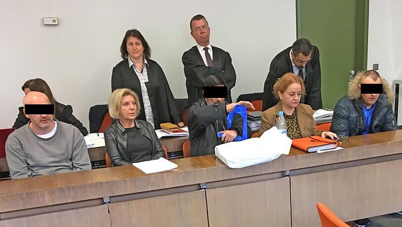 Drei der vier Angeklagten auf der Anklagebank. Drei der vier Angeklagten auf der Anklagebank.