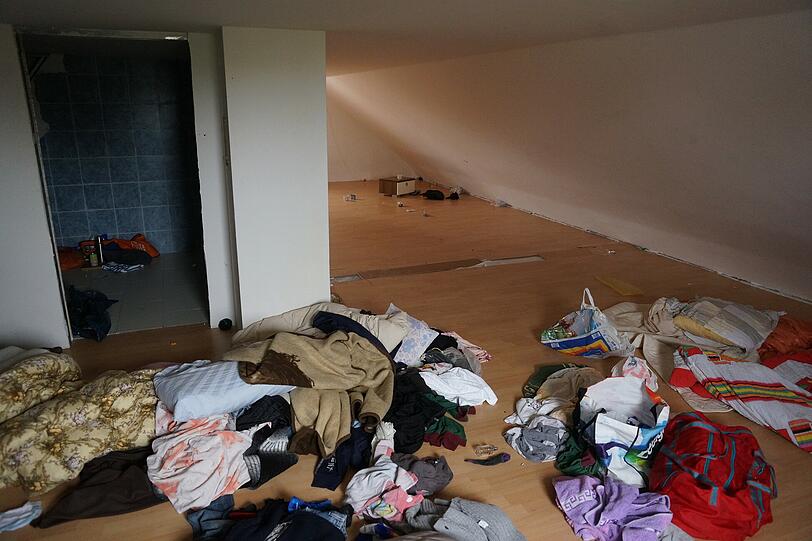 Im Dachgeschoss liegt nur mehr Müll, dazwischen ein paar weggeworfene Kleidungsstücke und Plastiktüten.