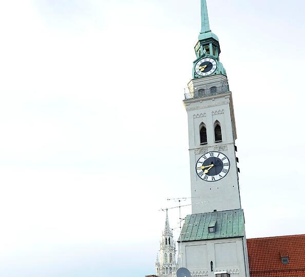 Der Turm des Alten Peter am Marienplatz.