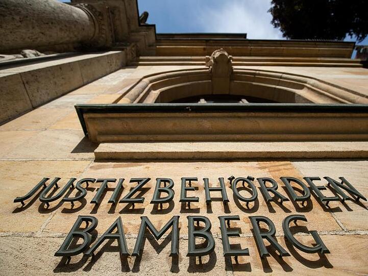 "Justizbehörden Bamberg" steht an der Außenfassade am Landgericht Bamberg. Foto: Daniel Karmann/dpa/Symbolbild