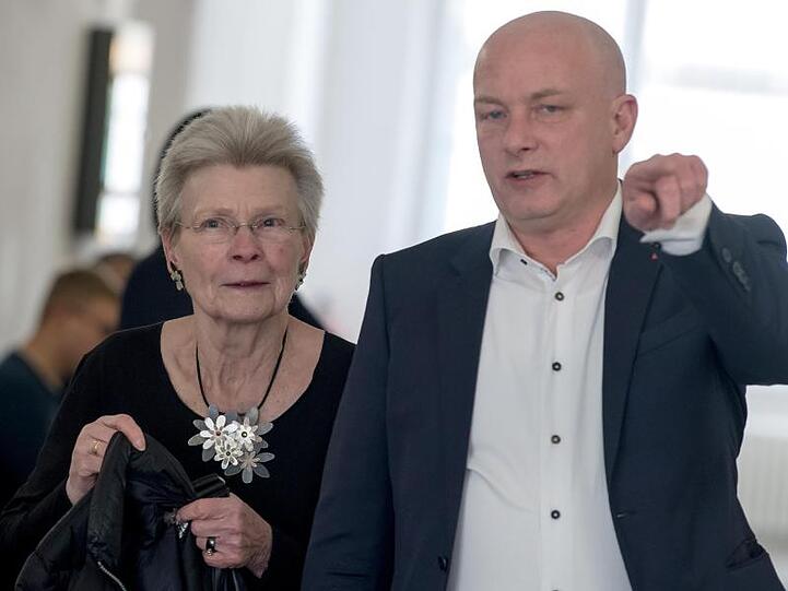 Der suspendierte Regensburger Oberbürgermeister Wolbergs (SPD) und die ehemalige Oberbürgermeisterin Meier (SPD). Foto: Peter Kneffel