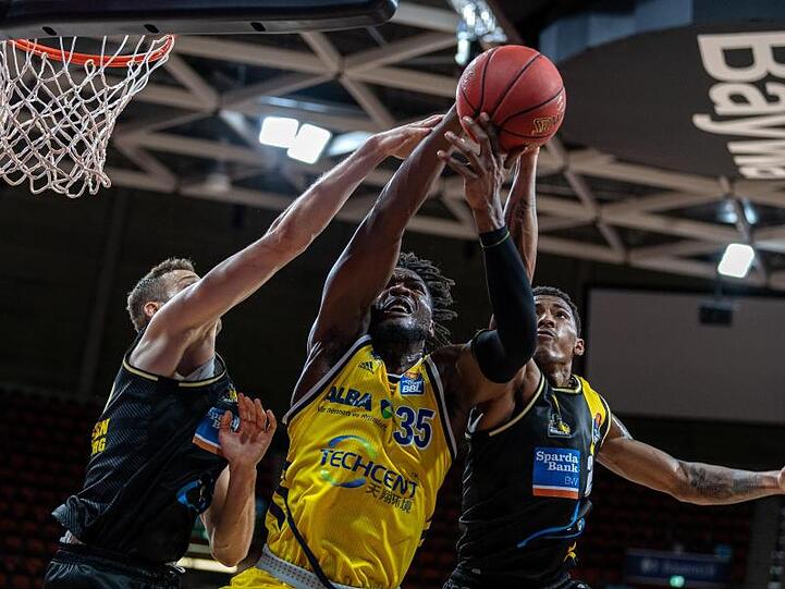 Alba Berlin um Center Landry Nnoko (M.) präsentierte sich beim 97:89 gegen Ludwigsburg in Topform.