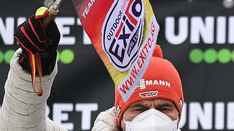 Skisprung-Bundestrainer Stefan Horngacher gibt seinem Athleten das Signal.