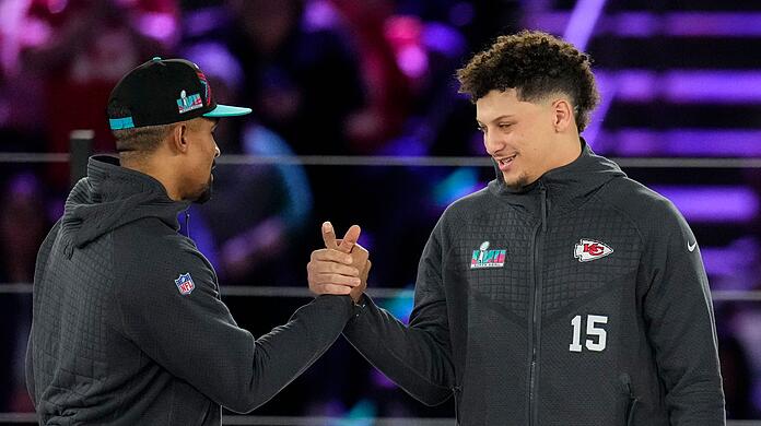 Super-Bowl-Quarterbacks unter sich: Patrick Mahomes (r/Kansas City Chiefs) und Jalen Hurts von den Philadelphia Eagles.