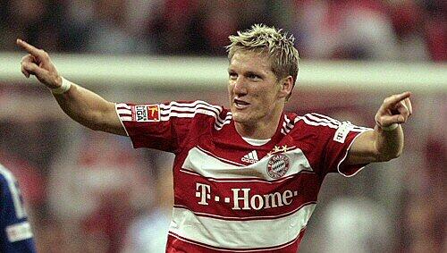 Bastian Schweinsteiger spielte eine konstant gute Hinrunde, im Dezember wurde sein Vertrag beim FC Bayern bis 2012 verlängert. Bastian Schweinsteiger spielte eine konstant gute Hinrunde, im Dezember wurde sein Vertrag beim FC Bayern bis 2012 verlängert.