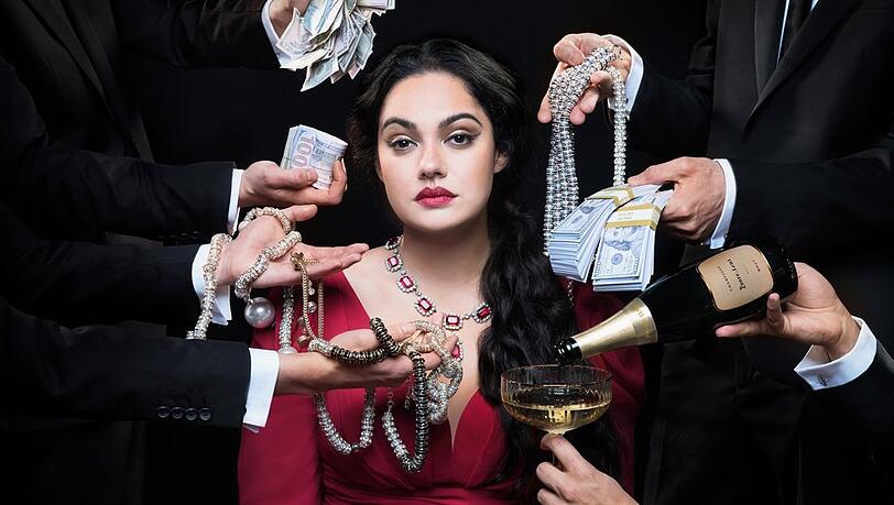 Nilam Farooq spielt die Finanzbetr&uuml;gerin Dr. Ruja Ignatova in der ZDFneo-Serie "Take the Money and Run".