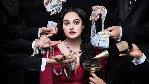 Nilam Farooq spielt die Finanzbetr&uuml;gerin Dr. Ruja Ignatova in der ZDFneo-Serie "Take the Money and Run".