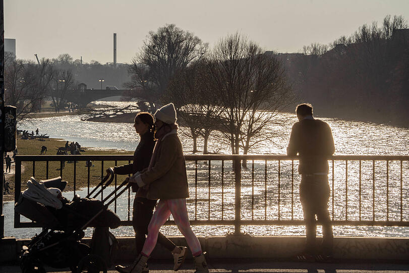 Die Sonne glitzert auf der Isar.