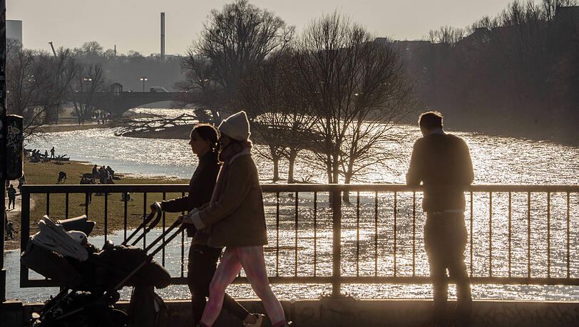 Isar-Hochwasser, Meldestufe 1, Blick von der Reichenbachbr&uuml;cke, M&uuml;nchen, 25. Februar 2026 Deutschland, M&uuml;nchen, 25. Februar 2026, Isar Hochwasser nach Dauerregen der letzten Tage, Blick von der Reichenbachbr&uuml;cke, Hochwasser Meldestufe 1, Pegel auf &uuml;ber 2,40 Meter gestiegen, einzelne Uferwege gesperrt, einige Uferregionen sind &uuml;berschwemmt, Passanten auf der Br&uuml;cke, Sonnenschein, sch&ouml;nes Wetter, Temperaturen bei 9 Grad, es wird fr&uuml;hlingshaft warm, Bayern, *** Isar flood, reporting level 1, view from the Reichenbach Bridge, Munich, February 25, 2026 Germany, Munich, February 25, 2026, Isar flood after continuous rain of the last days, view from the Reichenbach Bridge, flood reporting level 1, water level has risen to over 2.40 meters