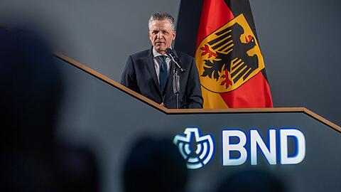 Der f&uuml;r die Geheimdienste zust&auml;ndige Kanzleramtschef Thorsten Frei (CDU) verspricht dem BND den n&ouml;tigen Instrumentenkasten f&uuml;r dessen k&uuml;nftige Aufgaben.
