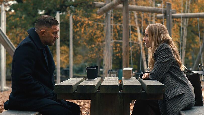 Harry (Tom Hardy) wird von seiner Frau Jan (Joanne Froggatt) mit dem Wunsch, sich scheiden zu lassen, konfrontiert. Nach allem, was in Staffel eins passiert ist, dürfte er sichd darüber eigentlich ebensowenig wundern wie die Zuschauer. Harry (Tom Hardy) wird von seiner Frau Jan (Joanne Froggatt) mit dem Wunsch, sich scheiden zu lassen, konfrontiert. Nach allem, was in Staffel eins passiert ist, dürfte er sichd darüber eigentlich ebensowenig wundern wie die Zuschauer.