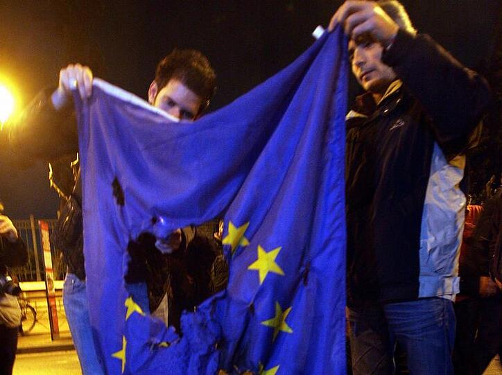 Protest gegen die EU: Der Europäischen Zentralbank ist es untersagt, Euro-Staaten direkt Kredite zu geben.
