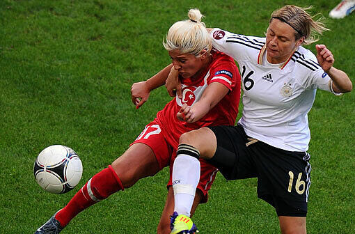 Die türkische Nationalspielerin Damla Demirdoen im Zweikampf gegen Martina Müller beim EM-Qualifikationsspiel in Duisburg.