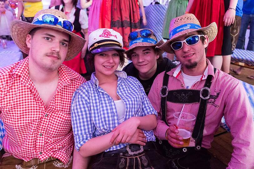 Dirndl und Lederhosen am kroatischen Strand: Bilder von der wilden Springbreak Wiesn-Party zum Durchklicken!