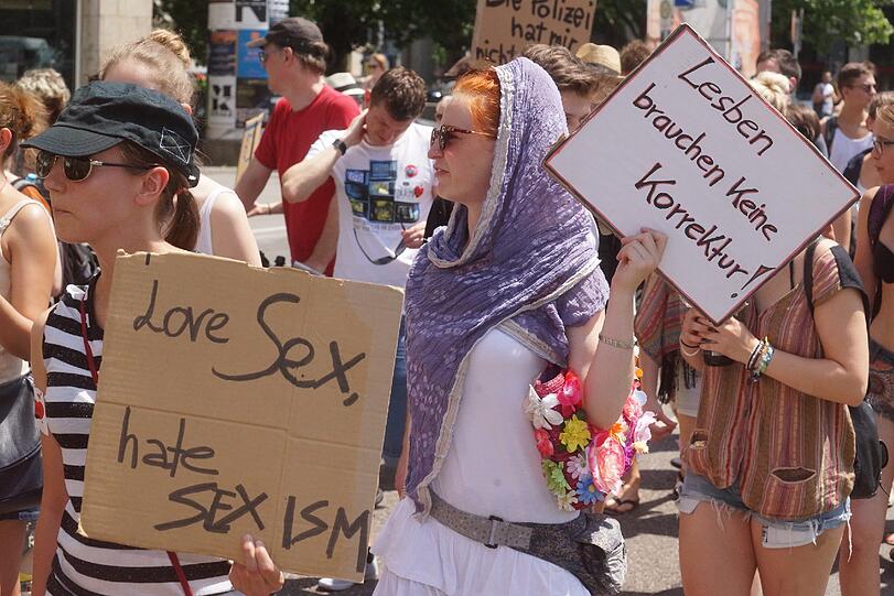 Am Samstag gingen beim "Slutwalk" hunderte Menschen auf die Straße. Er richtet sich gegen sexuelle Gewalt. Die Bilder!