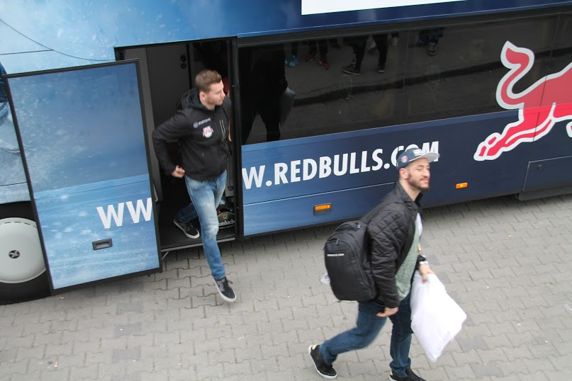 So sehen Sieger aus: Die umjubelten Jungs vom EHC beim Meister-Empfang in München.