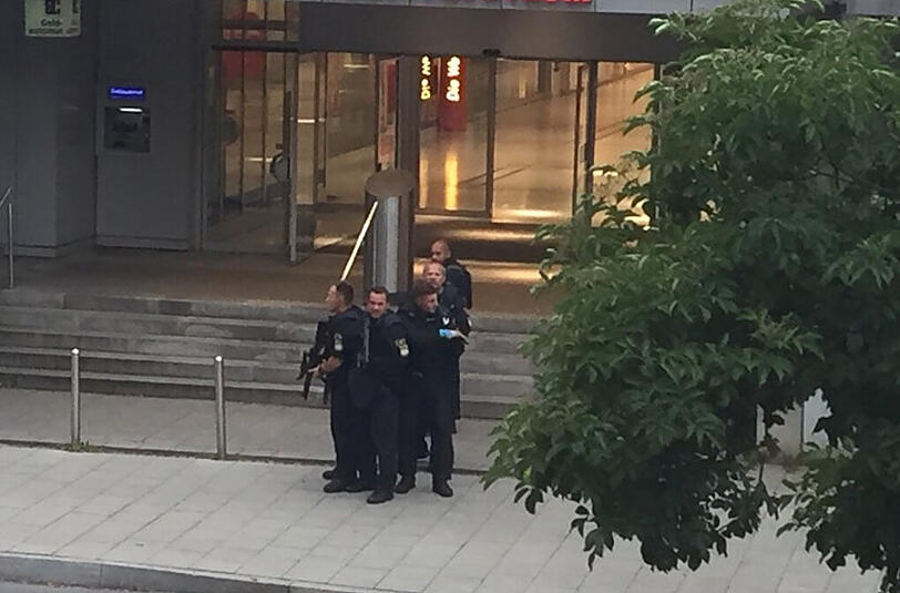 Tödliche Schüsse im Bereich des Olympia Einkaufszentrum in München. Die Polizei ist mit einem Großaufgebot in der gesamten Stadt im Einsatz. Menschen bringen sich in Sicherheit. Die Bilder.