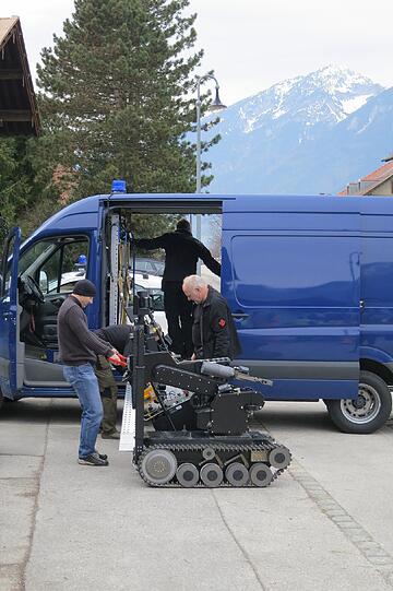 Ein Spezialroboter untersuchte im Inneren der Bank den Rollstuhl.