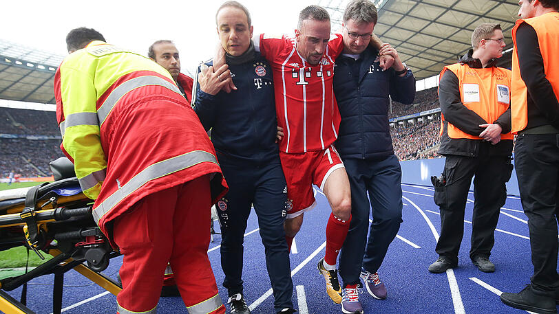 Franck Ribéry verletzt sich im Spiel des FC Bayern gegen Hertha BSC Berlin.