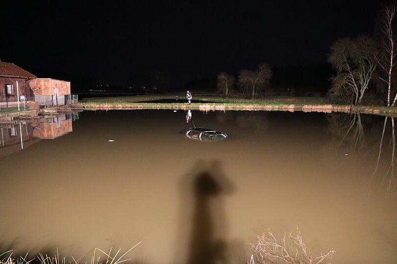 Das Auto landete mitten im Weiher. Die Bilder von dem kuriosen Unfall....