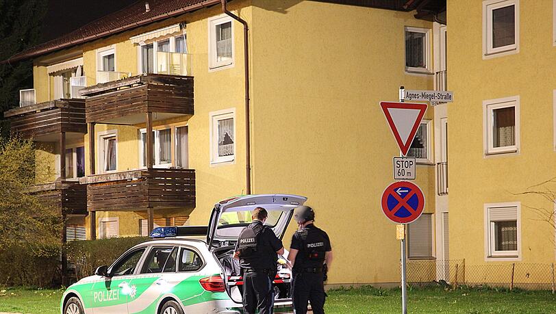 Am Mittwochabend kam es zu einem schweren Raubüberfall in Traunreut. Die Bilder vom Einsatz. Am Mittwochabend kam es zu einem schweren Raubüberfall in Traunreut. Die Bilder vom Einsatz.