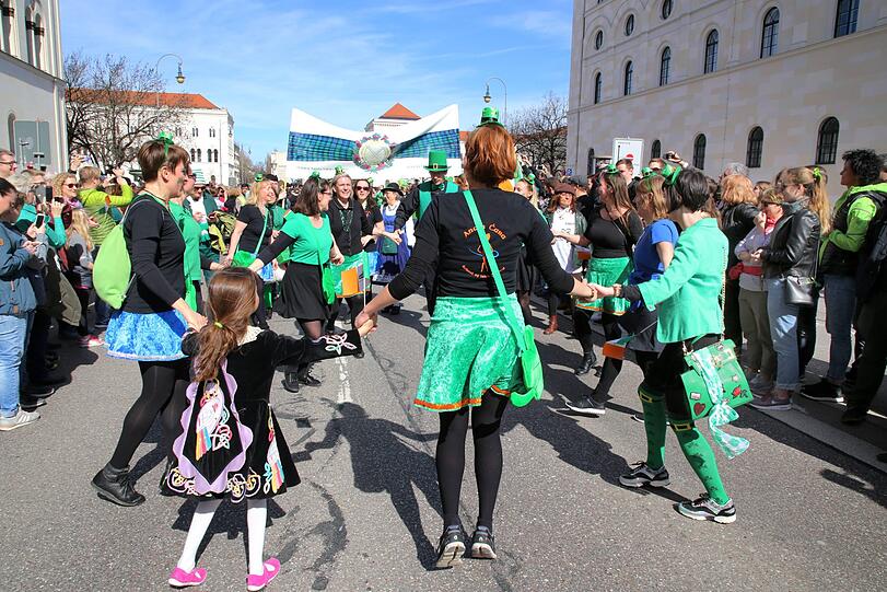Am Sonntag marschierten bei strahlendem Sonnenschein die Teilnehmer der St.-Patricks-Day-Parade auf der Leopoldstraße in München.