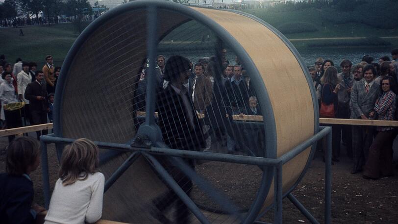 1972: Timm Ulrichs im Hamsterrad läuft und läuft &ndash; ganze 14 Tage lang.