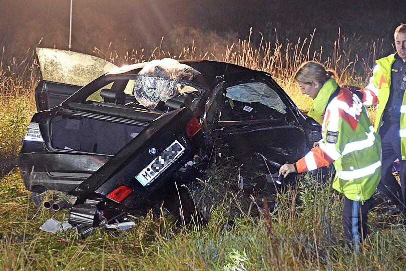 Bei einem schweren Verkehrsunfall bei Garching ist in der Nacht zum Montag eine Person ums Leben gekommen.