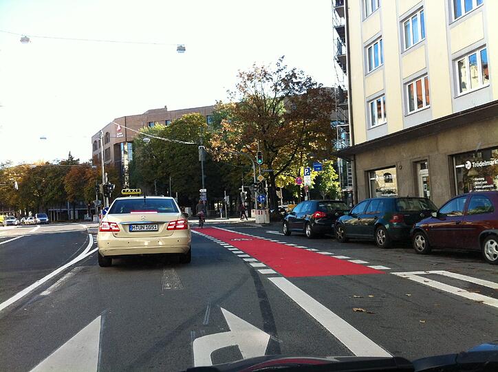 ... und über die Tumblingerstraße hinaus in Richtung Lindwurmstraße. Die Spur führt in der Gegenrichtung...