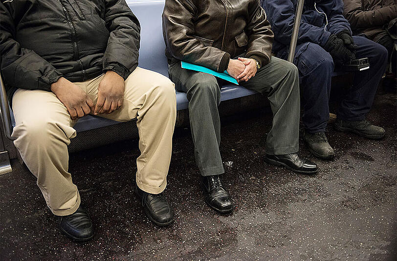 Der Mann saß mit herunter gezogener Hose in der U-Bahn. (Archivbild)