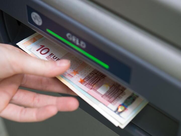 Banken sind grundsätzlich verpflichtet, auf Antrag ein Basiskonto ohne vorherige Prüfung der Person einzurichten.